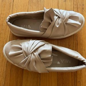Cream leisure shoe.  Man made upper and synthetic rubber sole.